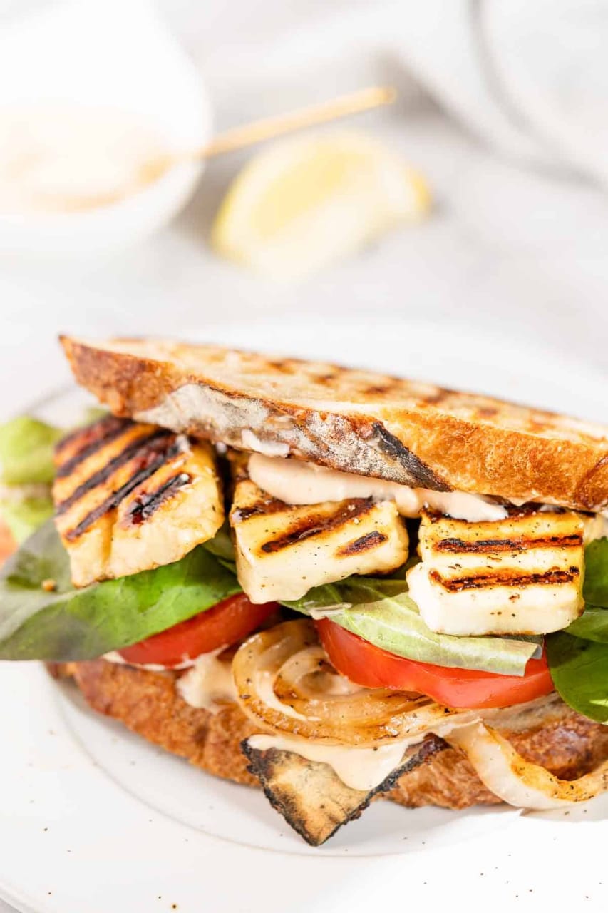 Halomi Sandwich Calorie 394, Protein 19, Fate 20.2, Carbs 51